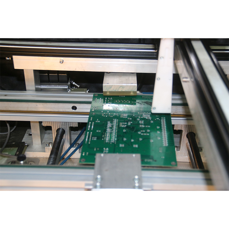 傳送帶干冰清洗汽車PCBA松香、污垢。 