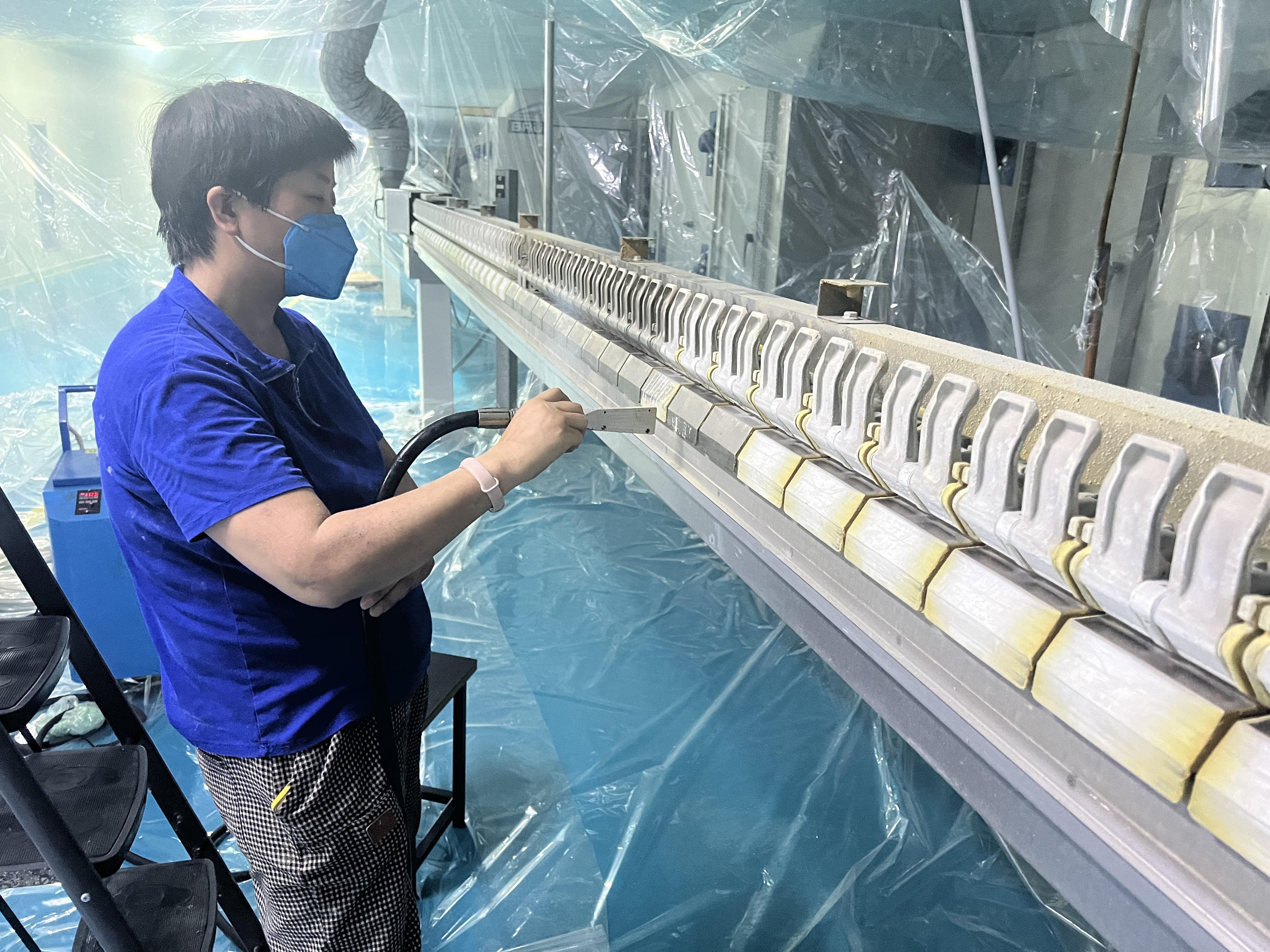 干冰清洗，清洗薄膜鏈夾膠垢。 